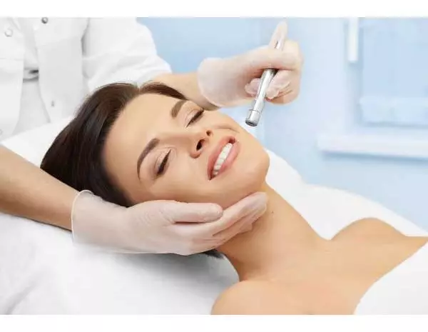 پاکسازی صورت با دستگاه هیدرودرم