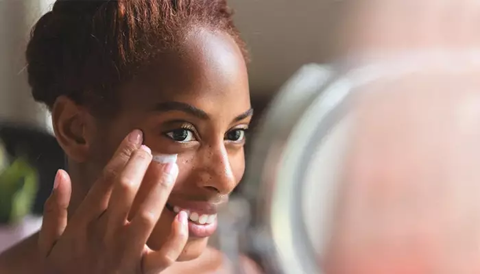 آبرسانی پوست صورت در خانه