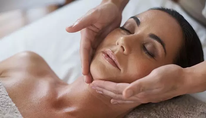 ماساژ صورت برای آبرسانی پوست