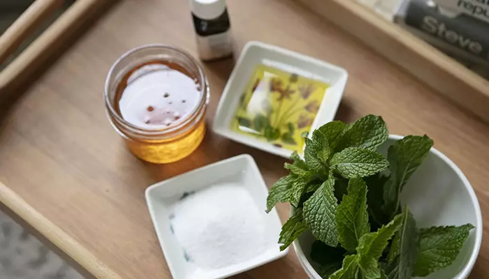 اسکراب لب خانگی با عصاره نعناع