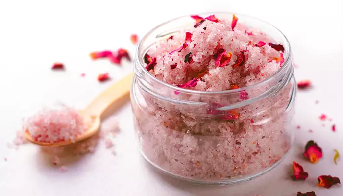 اسکراب لب خانگی با گل سرخ