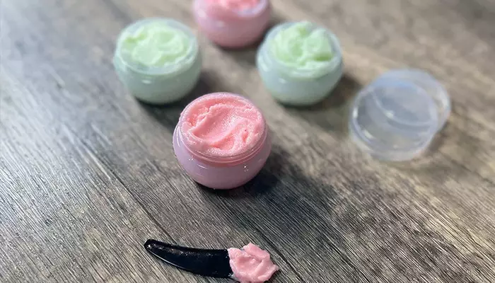 مزایا و معایب اسکراب لب خانگی